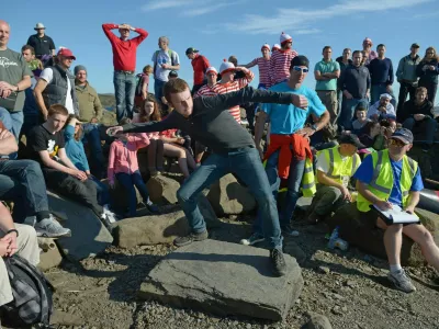 EASDALE, SEIL, SCOTLAND - SEPTEMBER 29: Competitors compete in the World Stone Skimming Championships, held on Easdale Island on September 29, 2013 in Easdale,Seil,Scotland. The championships are held on the last Sunday in September each year on Easdale which is the smallest inhabited island of the Inner Hebrides. (Photo by Jeff J Mitchell/Getty Images) / Foto: Jeff J Mitchell