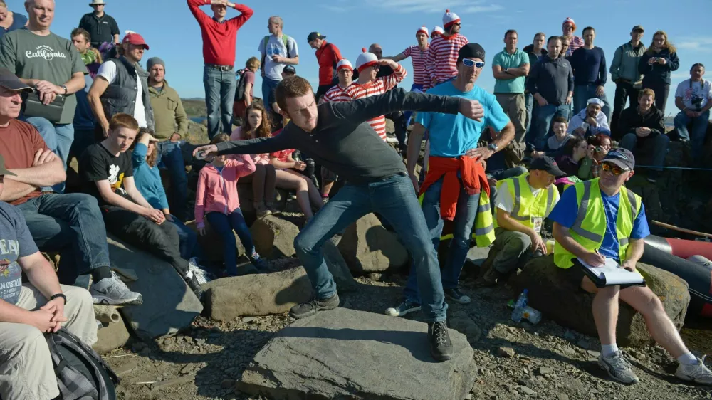 EASDALE, SEIL, SCOTLAND - SEPTEMBER 29: Competitors compete in the World Stone Skimming Championships, held on Easdale Island on September 29, 2013 in Easdale,Seil,Scotland. The championships are held on the last Sunday in September each year on Easdale which is the smallest inhabited island of the Inner Hebrides. (Photo by Jeff J Mitchell/Getty Images) / Foto: Jeff J Mitchell