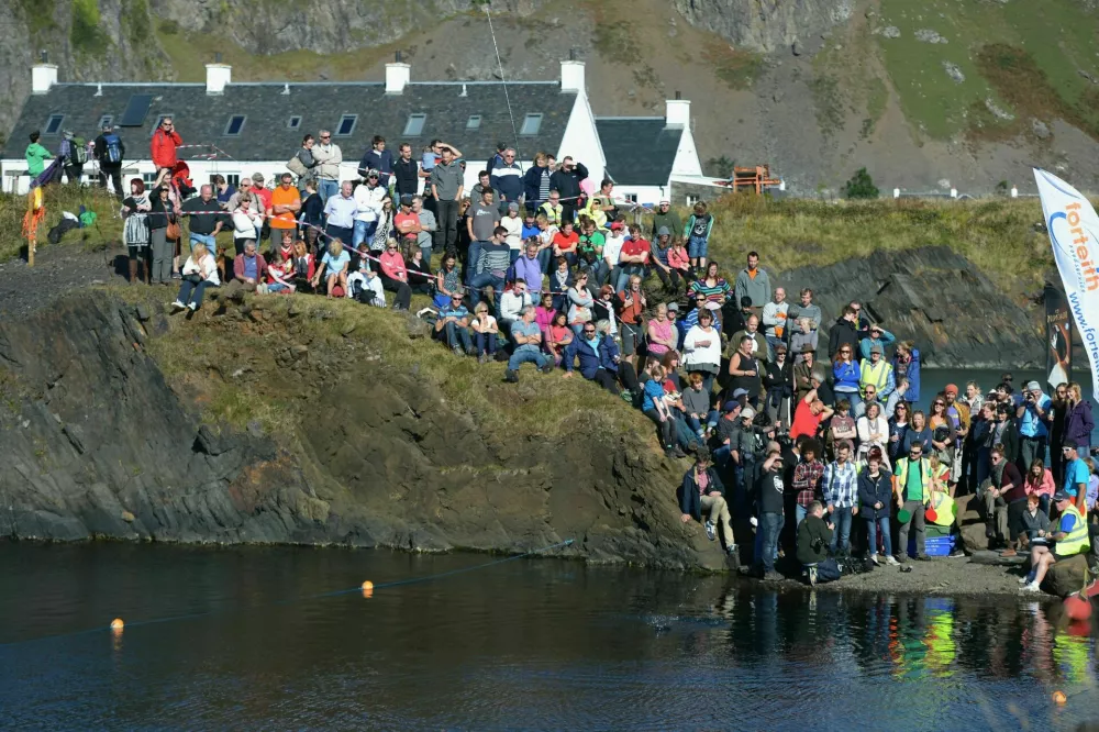 EASDALE, SEIL, SCOTLAND - SEPTEMBER 29: Competitors compete in the World Stone Skimming Championships, held on Easdale Island on September 29, 2013 in Easdale,Seil,Scotland. The championships are held on the last Sunday in September each year on Easdale which is the smallest inhabited island of the Inner Hebrides. (Photo by Jeff J Mitchell/Getty Images) / Foto: Jeff J Mitchell