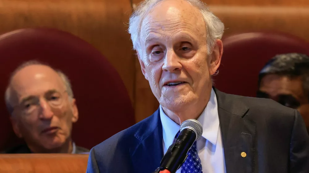 David Gross na nedavnem svetovnem srečanju nobelovcev o umetni inteligenci in jedrski vojni v Rimu / Foto: Profimedia