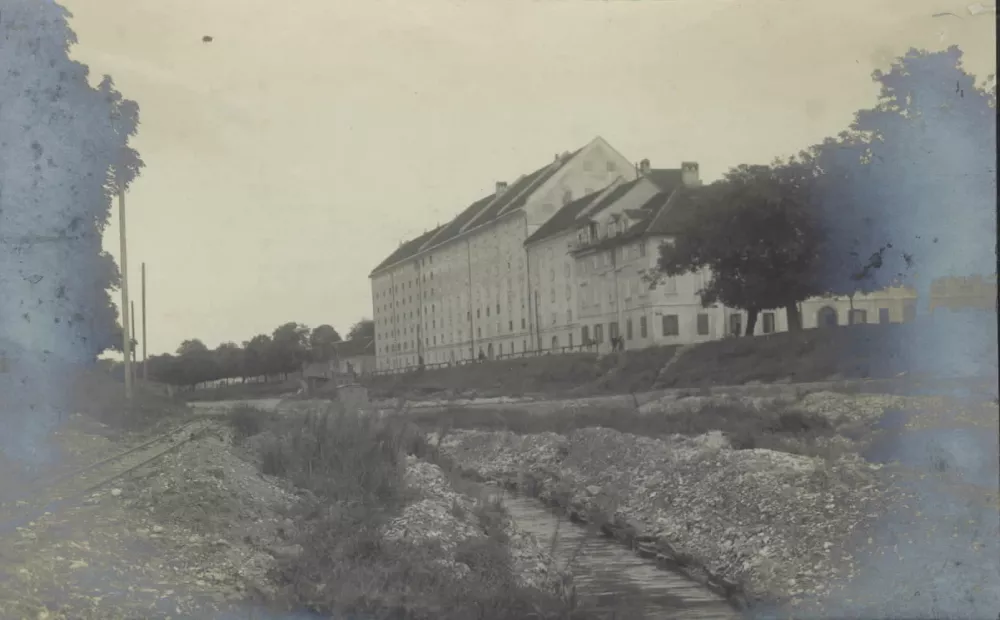Od prisilnih delavnic, ubožnice do centra za brezdomne