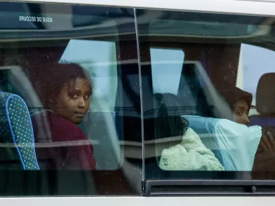Migrants leave on a bus the rescue area at the port of Calais, France, after three migrants, including one child, died while attempting to cross the Channel from France to Britain, French authorities said on Monday, September 28, 2026. REUTERS/Hannah McKay REFILE - ADDING INFORMATION   TPX IMAGES OF THE DAY