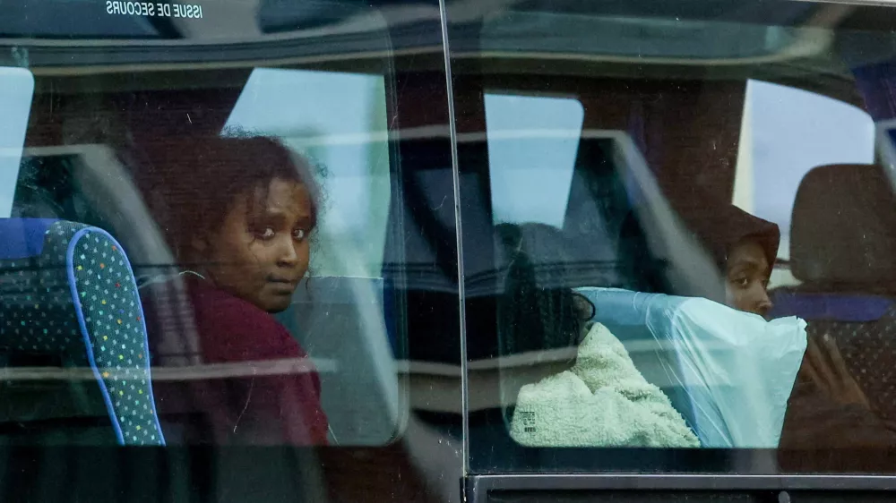 Migrants leave on a bus the rescue area at the port of Calais, France, after three migrants, including one child, died while attempting to cross the Channel from France to Britain, French authorities said on Monday, September 28, 2026. REUTERS/Hannah McKay REFILE - ADDING INFORMATION   TPX IMAGES OF THE DAY