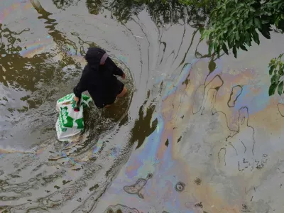 A woman wades through floodwaters after heavy rain in Bangkok, Thailand, Sunday, Sept. 27, 2026. (AP Photo/Sakchai Lalit) / Foto: Sakchai Lalit