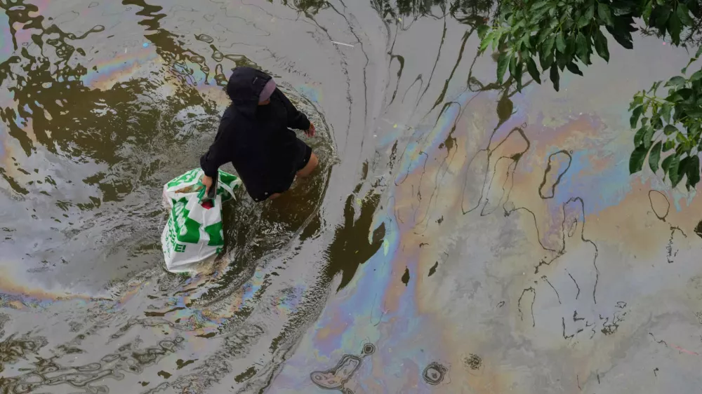 A woman wades through floodwaters after heavy rain in Bangkok, Thailand, Sunday, Sept. 27, 2026. (AP Photo/Sakchai Lalit) / Foto: Sakchai Lalit