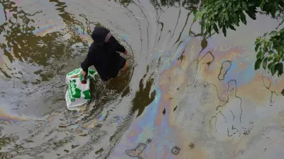 A woman wades through floodwaters after heavy rain in Bangkok, Thailand, Sunday, Sept. 27, 2026. (AP Photo/Sakchai Lalit) / Foto: Sakchai Lalit
