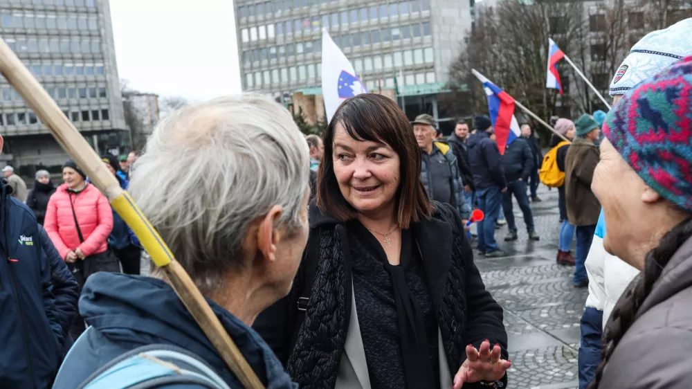 - Alenka Helbl, poslanka SDS,- 06.02.2026. - Protest kmetov pred parlamentom v organizaciji Združenja slovenske kmečke iniciative.- Slovenska kmečka iniciativa, kmetje, kmet,//FOTO: Bojan Velikonja