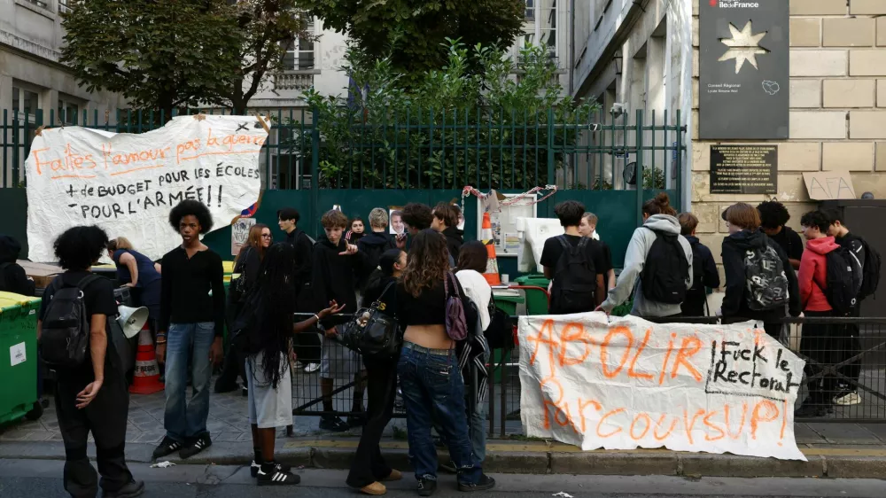 French high school students block access of the Lycee Simone Veil high school in Paris as part of a day of strikes and protests by public sector workers, including firefighters, in France, September 29, 2026. The slogans on the banners read "Make love, not war. More funding for schools and less for the army" and "Abolish Parcoursup!". REUTERS/Tom Nicholson