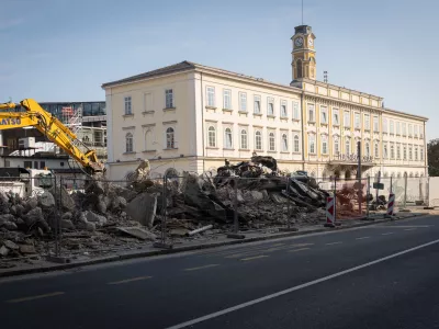 Ljubljana, Trg OF.Poruseno poslopje Avtobusne postaje v Ljubljani.