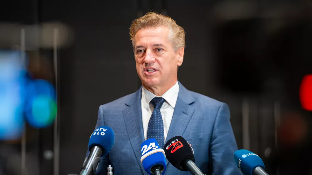 Ljubljana, DZ.Izjava za medije predsednika Gibanja Svoboda Roberta Goloba ob robu redne seje DZ.