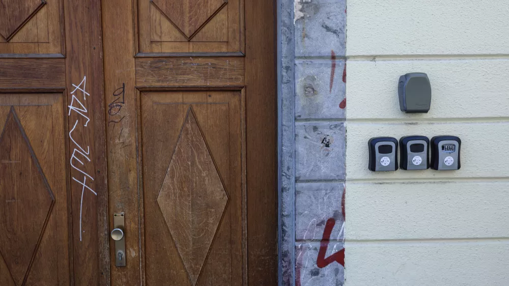 - 22.07.2026 - turisti, turizem v Ljubljani, airbnb, oddaja stanovanj, ključavnica//FOTO: Jaka Gasar