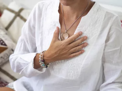 Self-Healing Heart Chakra Meditation. Woman sitting in a lotus position with right hand on heart chakra. Spiritual Awakening. / Foto: Microgen Getty Images