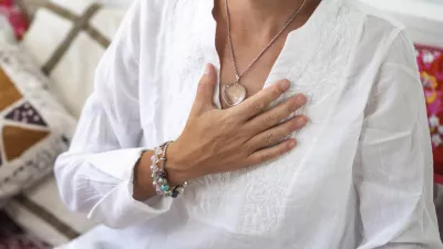 Self-Healing Heart Chakra Meditation. Woman sitting in a lotus position with right hand on heart chakra. Spiritual Awakening. / Foto: Microgen Getty Images