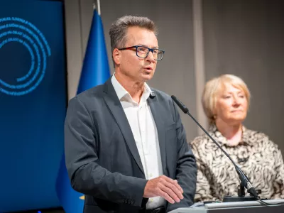 Ljubljana, DZ.Skupna novinarska konferenca koalicijskih strank, na kateri so spregovorili o zakonu o skladu za financiranje zdravljenja redkih bolezni.Poslanec SDS Zvonko Cernac.