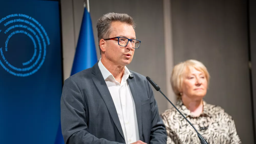 Ljubljana, DZ.Skupna novinarska konferenca koalicijskih strank, na kateri so spregovorili o zakonu o skladu za financiranje zdravljenja redkih bolezni.Poslanec SDS Zvonko Cernac.