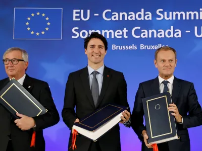 (L-R) European Commission President Jean-Claude Juncker, Canada's Prime Minister Justin Trudeau and European Council President Donald Tusk attend the signing ceremony of the Comprehensive Economic and Trade Agreement (CETA), at the European Council in Brussels, Belgium, October 30, 2016. REUTERS/Francois Lenoir