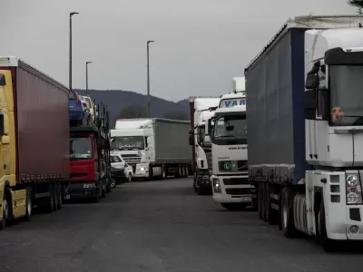 - prometni zastoj zaradi vremenskih razmer - tovornjaki - tovorna vozila- 05.02.2015 - Mednarodni mejni prehod Vrtojba - zaradi predvidenega obilnega sneženja in burje prepoved vožnje za priklopnike in polpriklopnike pri vstopu v Slovenijo - ///FOTO: Luka Cjuha