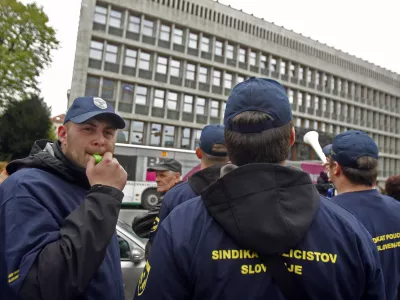 protestni shod pred parlamentom - policija - sindikat policistov - Splo&scaron;na stavka dela javnega sektorja 2012 zaradi varčevalnih ukrepov vlade - sodelovalo med 80.000 in 90.000 javnih uslužbencev v dejavnostih &scaron;olstva, vzgoje, zdravstva, socialnega varstva, policije in veterine. protest-javni uslužbenci //FOTO: Bojan Velikonja