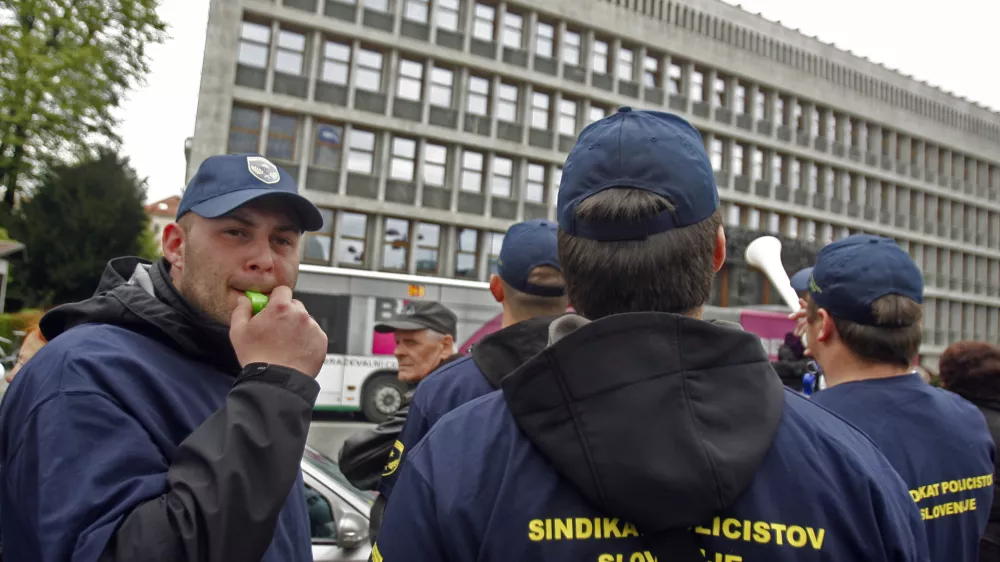 protestni shod pred parlamentom - policija - sindikat policistov - Splo&scaron;na stavka dela javnega sektorja 2012 zaradi varčevalnih ukrepov vlade - sodelovalo med 80.000 in 90.000 javnih uslužbencev v dejavnostih &scaron;olstva, vzgoje, zdravstva, socialnega varstva, policije in veterine. protest-javni uslužbenci //FOTO: Bojan Velikonja