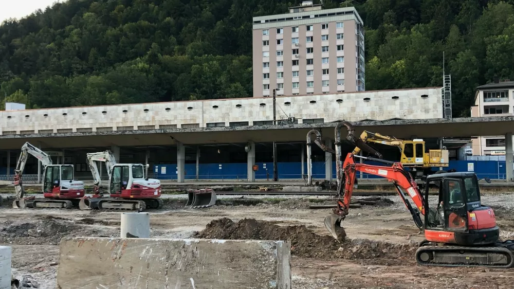 železni&scaron;ka postaja Jeseniceobnovavozli&scaron;če