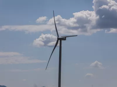 - Vetrna elektrarna, obnovljivi viri energije.- 24.07.2024. - VE Ljubač. - Vetrna elektrarna Ljubač v bližini Knina na Hrva&scaron;kem, v lasti Petrola, sestavlja 9 vetrnic vsaka po 3,6 MW, Celotna elektrarna ima 32,4 MW skupne nazivne moči in 85-90 GWh predvidene letne proizvodnje energije.//FOTO: Bojan VelikonjaOPOMBA: ZA OBJAVO V OBJEKTIVU!!!!