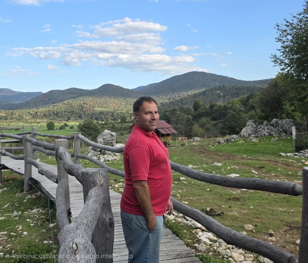 Gregor Slavec, Kmetija Slavec, Knežak, ekolo&scaron;ka kmetija, pastirski pes, maremsko-abru&scaron;ki ovčar / Foto: Katja Gle&scaron;čič 