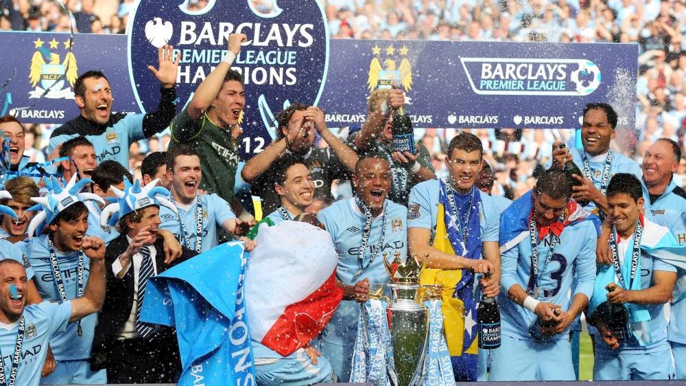 MANCHESTER, ENGLAND - MAY 13: The Manchester City players celebrate with the trophy following the Barclays Premier League match between Manchester City and Queens Park Rangers at the Etihad Stadium on May 13, 2012 in Manchester, England. (Photo by Alex Livesey/Getty Images) / Foto: Alex Livesey