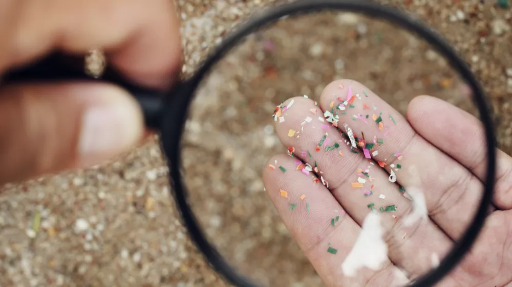 Mikroplastiko tudi zaužijemo. / Foto: Istock