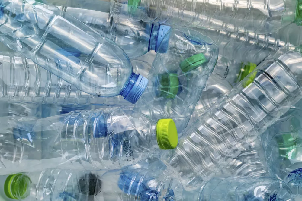 Tudi s pitjem vode iz plastenk dobimo v organizem mikroplastiko. / Foto: Istock