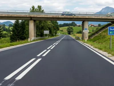 Primer, kako bi bila videti dvojna črta na tipični slovenski cesti. Slika je generirana s pomočjo umetne intelifence. / Foto: Google Gemini