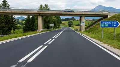 Primer, kako bi bila videti dvojna črta na tipični slovenski cesti. Slika je generirana s pomočjo umetne intelifence. / Foto: Google Gemini