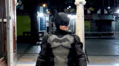 Sonni Mason, 25, dressed as batman who retrieved a stolen handbag and reunited the victim with her property. // A partygoer dressed as Batman became a real-life superhero when he chased down a thief who snatched a woman�s handbag during a night out. Sonni Mason, 25, did not expect to be fighting crime in his homemade caped-crusader costume for a friend�s fancy dress birthday party on Saturday (19/09). But Sonni, who travelled from London to Norwich in Norfolk for the event, found himself unexpectedly taking on one of the city�s criminals. He chased down a handbag snatcher through the streets, scaled a wall, and flagged down a group of police officers for help. Photo released 24/09/2026,Image: 1137965779, License: Rights-managed, Restrictions: Editorial use, commercial use may require additional licenses. We don't use AI to make images which could be mistaken for news photos. AI use will be clearly indicated. Supplied on condition you ensure personal data is processed in compliance with UK GDPR, Model Release: no / Foto: Profimedia