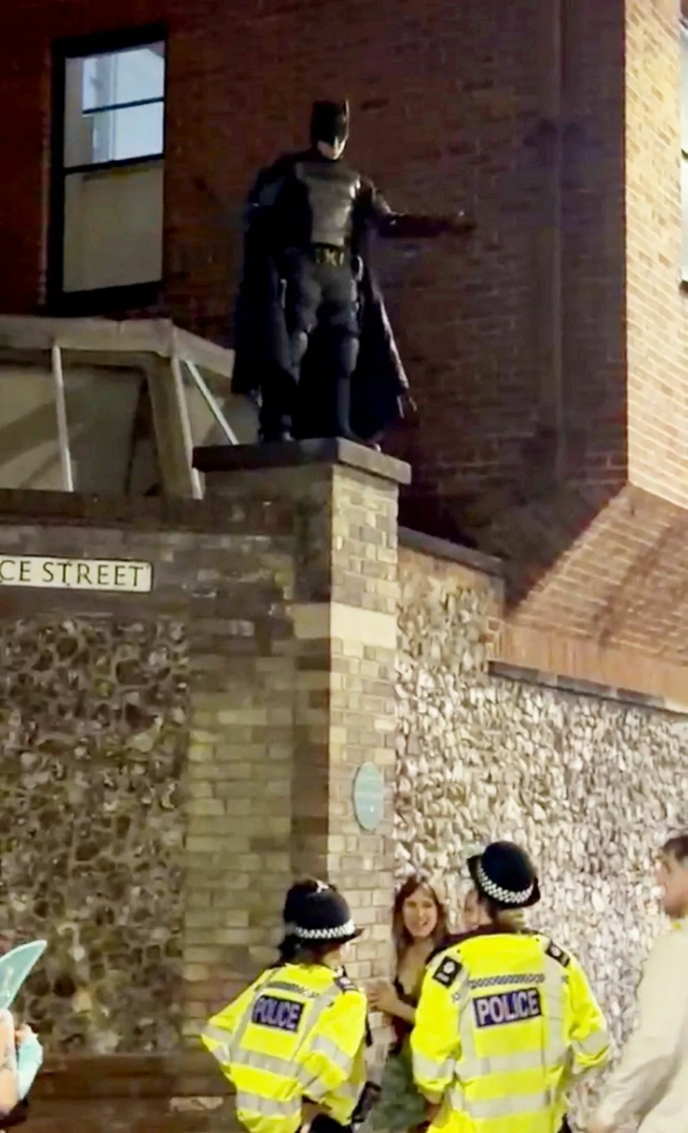 Sonni Mason, 25, dressed as batman who retrieved a stolen handbag and reunited the victim with her property. // A partygoer dressed as Batman became a real-life superhero when he chased down a thief who snatched a woman�s handbag during a night out. Sonni Mason, 25, did not expect to be fighting crime in his homemade caped-crusader costume for a friend�s fancy dress birthday party on Saturday (19/09). But Sonni, who travelled from London to Norwich in Norfolk for the event, found himself unexpectedly taking on one of the city�s criminals. He chased down a handbag snatcher through the streets, scaled a wall, and flagged down a group of police officers for help. Photo released 24/09/2026,Image: 1137965795, License: Rights-managed, Restrictions: Editorial use, commercial use may require additional licenses. We don't use AI to make images which could be mistaken for news photos. AI use will be clearly indicated. Supplied on condition you ensure personal data is processed in compliance with UK GDPR, Model Release: no / Foto: Profimedia