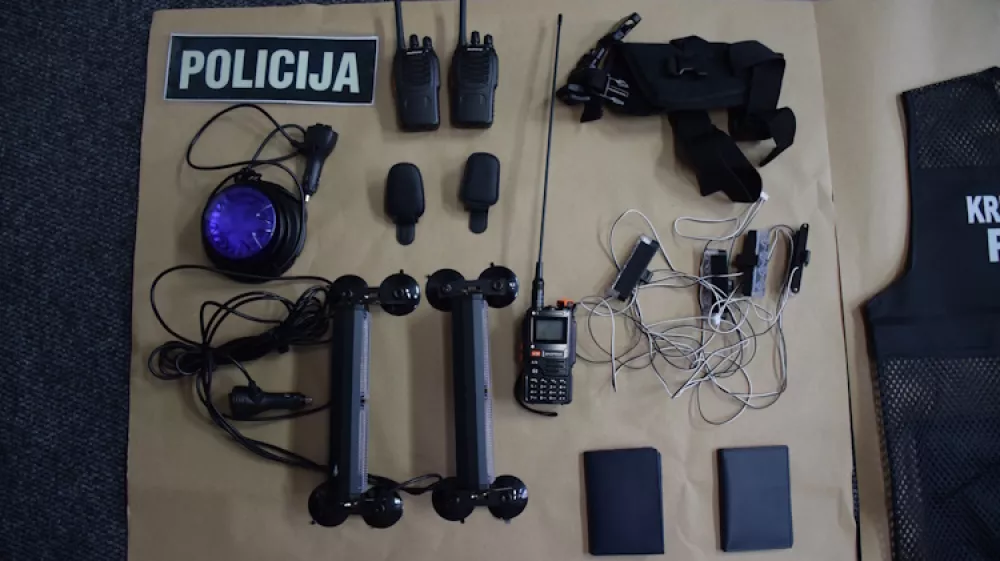 Pri lažnem zagreb&scaron;kem policistu so na&scaron;li ponarejene značke in izkaznice, kakor tudi policijska oblačila.