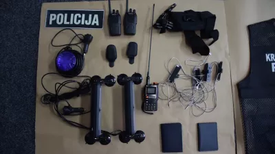 Pri lažnem zagrebškem policistu so našli ponarejene značke in izkaznice, kakor tudi policijska oblačila.