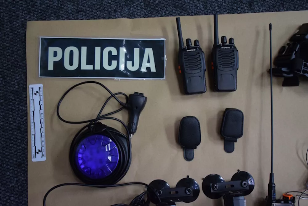 Pri lažnem zagreb&scaron;kem policistu so na&scaron;li ponarejene značke in izkaznice, kakor tudi policijska oblačila.
