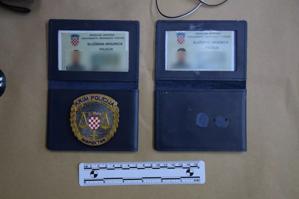 Pri lažnem zagreb&scaron;kem policistu so na&scaron;li ponarejene značke in izkaznice, kakor tudi policijska oblačila.
