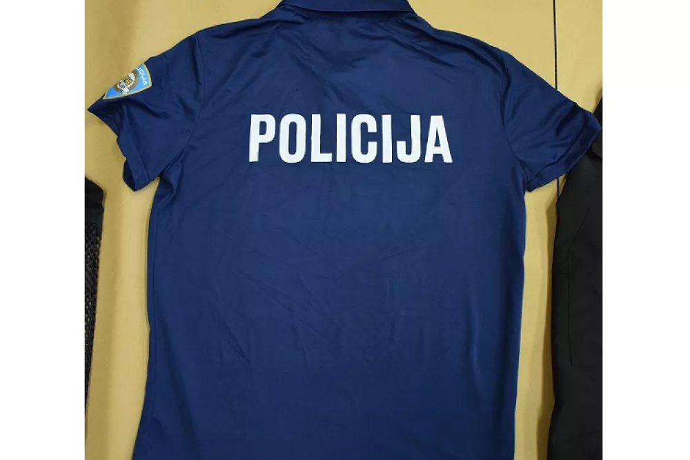 Pri lažnem zagreb&scaron;kem policistu so na&scaron;li ponarejene značke in izkaznice, kakor tudi policijska oblačila.
