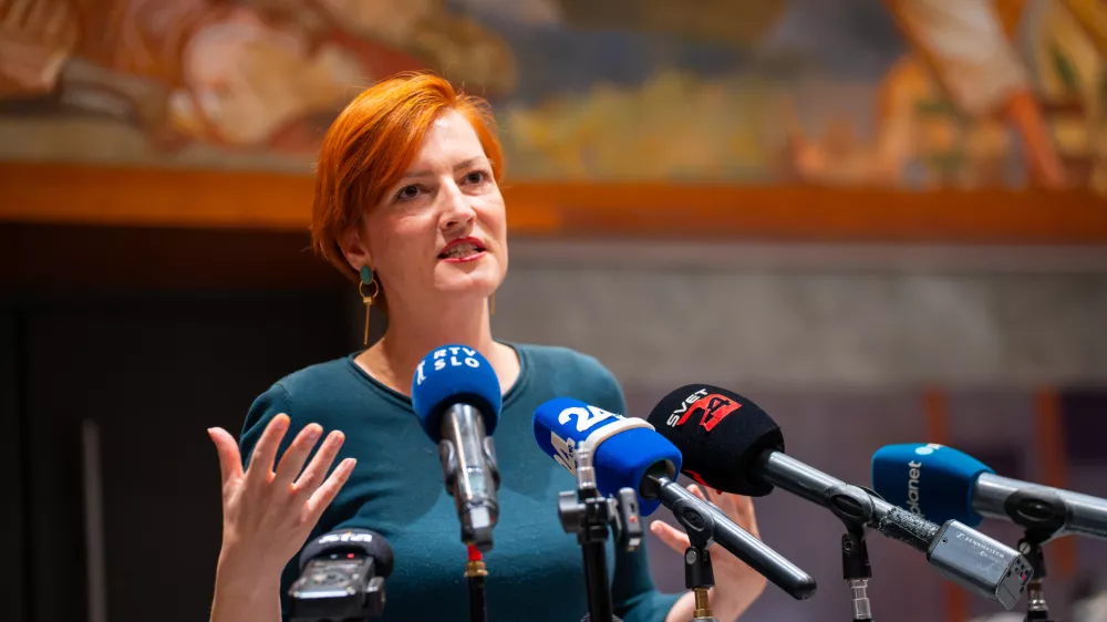 Ljubljana, DZ.Izjava za medije vodje poslanske skupine Levica Aste Vrecko ob robu redne seje DZ.
