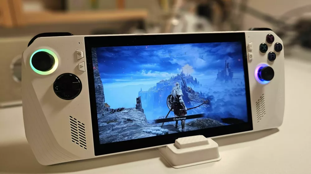 Rog ally z1 extreme v malem paketu omogoča igranje zelo zahtevnih videoiger.