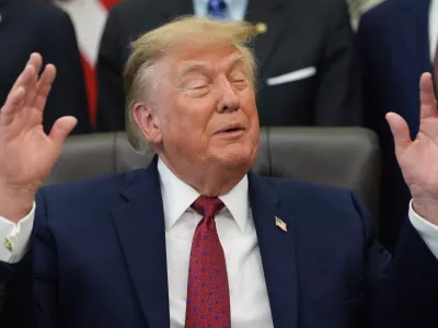Donald Trump z dvignjenimi rokami