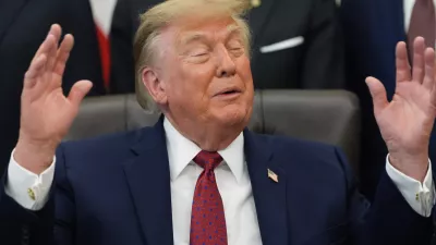 Donald Trump z dvignjenimi rokami