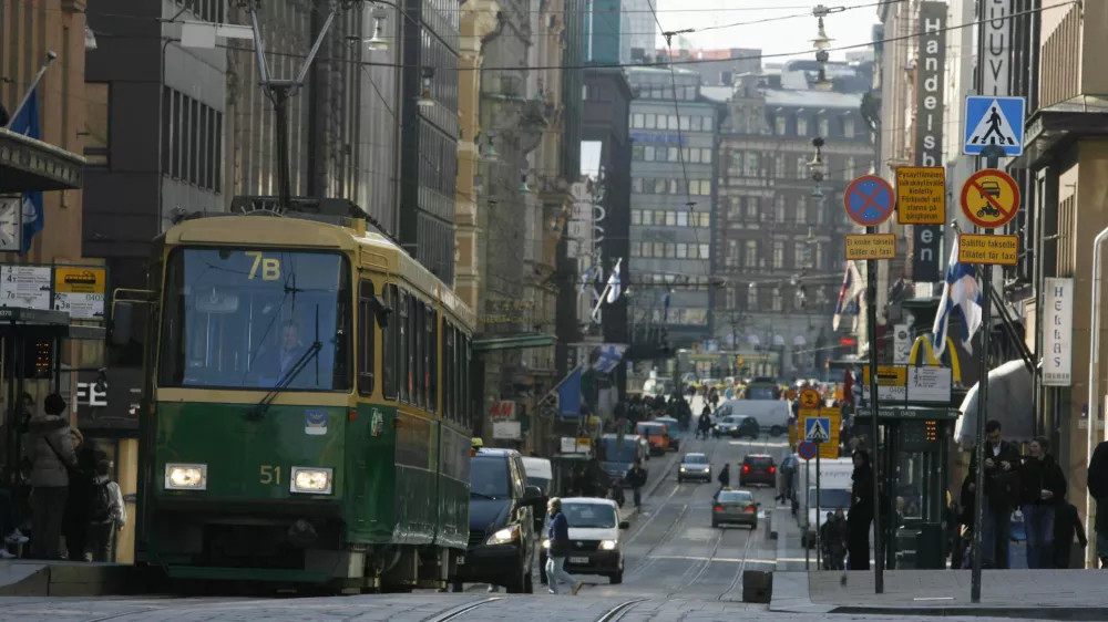 - FINSKA - Helsinki - Pridružitev EU 1995 - ni članica zveze NATO - Povr&scaron;ina 338.145 km2 - Prebivalstvo 5,3 milijona (Finci 93,4%, &Scaron;vedi 5,7%, Rusi 0,4%, Estonci 0,2%, Romi 0,2%, Laponci 0,1%) - Valuta evro (EUR) - Dnevnik z avtodomom po Evropi 2008 - Evropska mesta&ndash; 50 let Evropske unije - 27 držav članic EU - Evropska unija - //FOTO: Bojan VelikonjaOPOMBA: ZA OBJAVO V ČASOPISU DNEVNIK