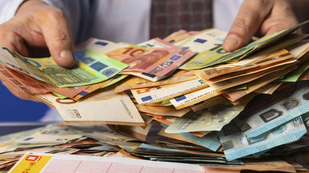 Lottogewinner mit Lottoschein, Eurojackpot-Schein und Bargeld. Rund 100 Lottomillion&auml;re gibt es jedes Jahr in Deutschland. Trotz dieser scheinbar guten Erfolgsaussichten sind die Gewinnchancen in Wahrheit minimal, ein Sechser, vielleicht sogar mit Superzahl und somit der Jackpot-Gewinn, also eher unwahrscheinlich. Symbolfoto, Themenmfoto *** Lottery winner with lottery ticket, Eurojackpot ticket and cash There are around 100 lottery millionaires in Germany every year Despite these seemingly good chances of success, the chances of winning are actually minimal, so a six, perhaps even with a super number and thus winning the jackpot, is rather unlikely Symbol photo, theme photo Foto:xB.xSchubertx/xFuturexImagex lottogewinn_4003,Image: 928121809, License: Rights-managed, Restrictions: imago is entitled to issue a simple usage license at the time of provision. Personality and trademark rights as well as copyright laws regarding art-works shown must be observed. Commercial use at your own risk., Model Release: no