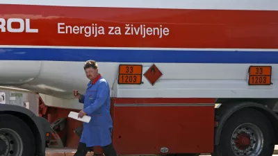 cisterna za prevoz goriva- PETROL d.d. - Petrolovo skladišče goriv Zalog - Kašelj, //FOTO: Bojan Velikonja