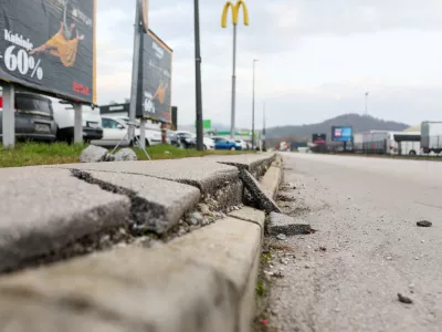 - 14.11.2025. - Slabo stanje cest in pločnikov na območju trgovskega centra Rudnik.//FOTO: Bojan Velikonja