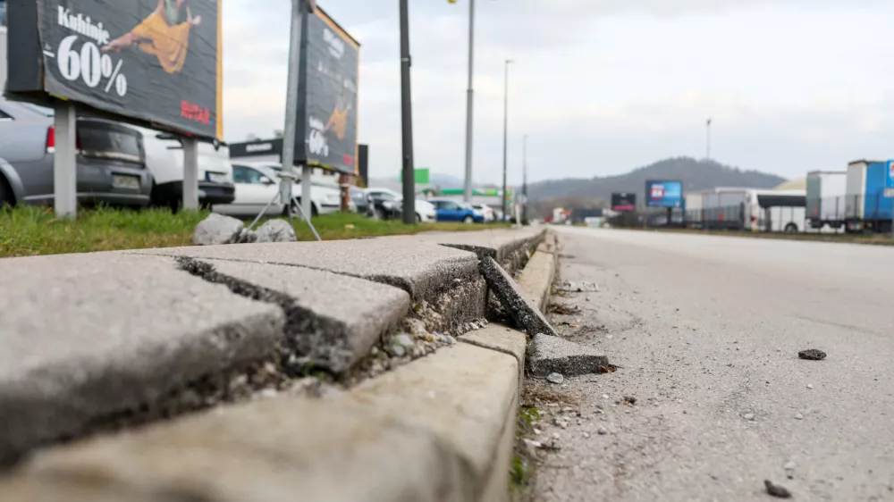 - 14.11.2025. - Slabo stanje cest in pločnikov na območju trgovskega centra Rudnik.//FOTO: Bojan Velikonja