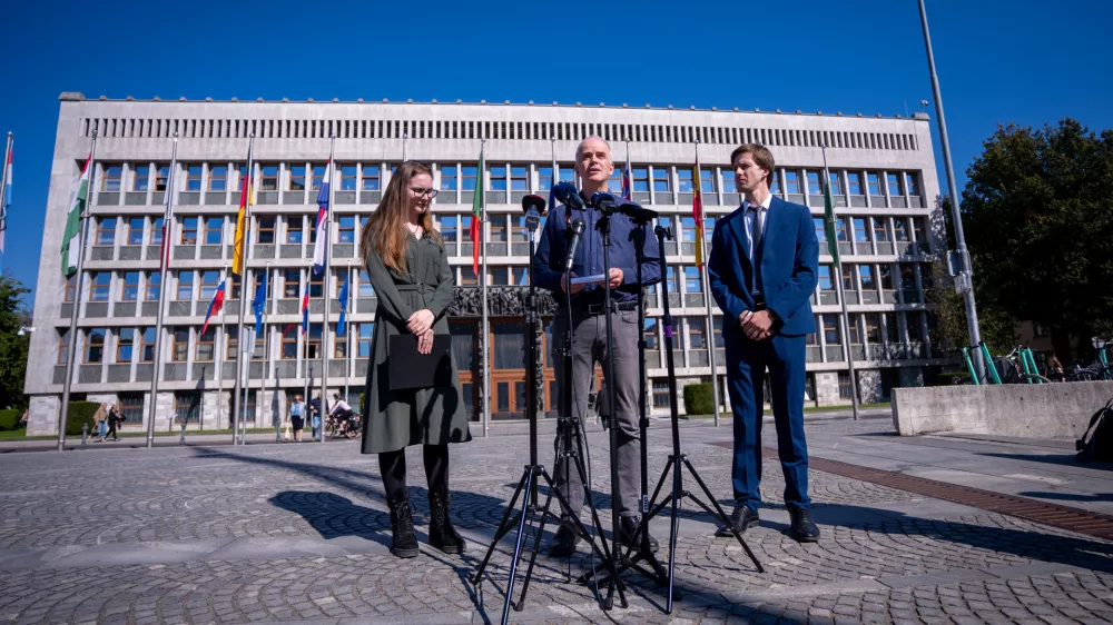 Ljubljana, Trg republike.Novinarska konferenca Pravne mreze za varstvo demokracije po vlozitvi pobude za oceno ustavnosti novele zakona o lokalnih volitvah na ustavno sodisce.Christian Moe, norveski drzavljan, ki v MOL zivi ze 28 let.