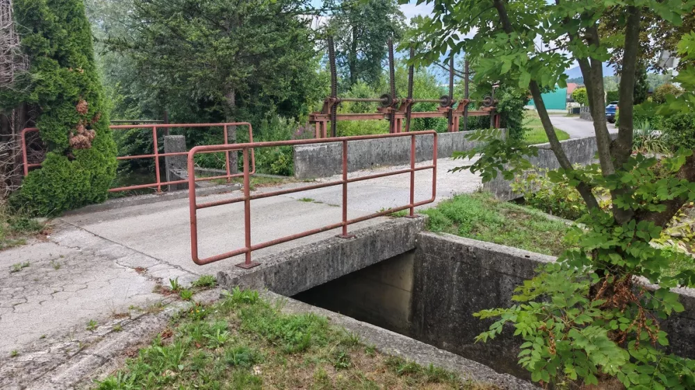 Mlinarjev most v Komendi je bil po poplavah avgusta 2023 prepoznan kot eden od objektov, ki jih bo treba celovito sanirati. F Občina Komenda