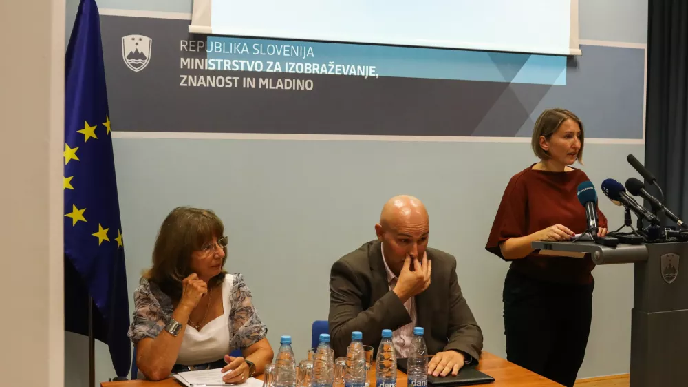 - Mojca &Scaron;krinjar, državna sekretarka ministrstva za izobraževanje znanost in mladino,- Borut Rončević, minister za izobraževanje znanost in mladino,- Klaudija &Scaron;terman Ivančič, koordinatorka raziskave iz Pedago&scaron;kega in&scaron;tituta,- 08.09.2026. - Predstavitev rezultatov mednarodne raziskave PISA 2025, ki kaže dosežke 15 letnikov na področju bralne, matematične in naravoslovne pismenosti.